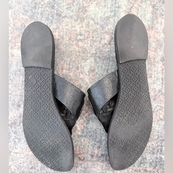 Tory Burch Louisa Black Pebbled Leather Thong Flip Flops Sandals Shoes Size 9 - Picture 6 of 8